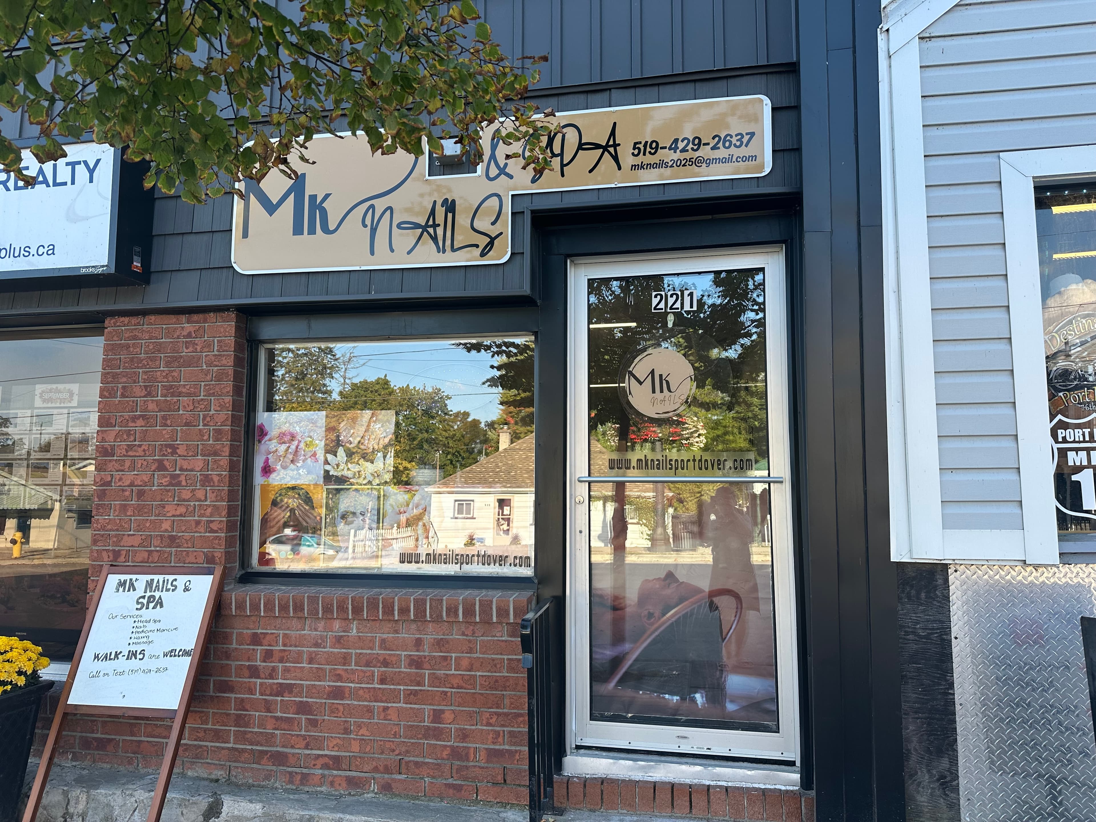 MK Nails Spa Interior